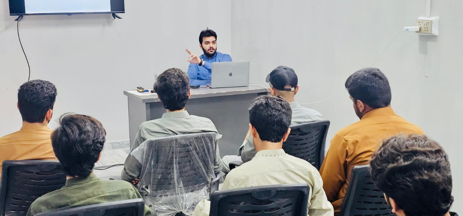 Muhammad Umer delivering IOSH coursework lecture